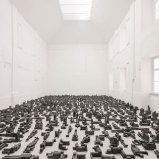Antony Gormley SLEEPING FIELD Hall Collection Kuenstler Foto Heinrich Hecht 
