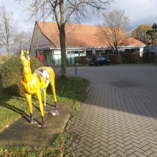 I Hof innen mit Pferd Nov 2023 
