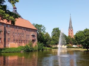 Schloss Winsen mit Fonaene und Kirchturm
