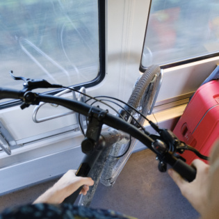 Hänge dein Rad mit dem vorderen Rad in den Haltebügel ein. Falls es nicht klappt, bitte gerne unsere Mitarbeiterinnen und Mitarbeiter im Zug oder andere Fahrgäste um Hilfe.